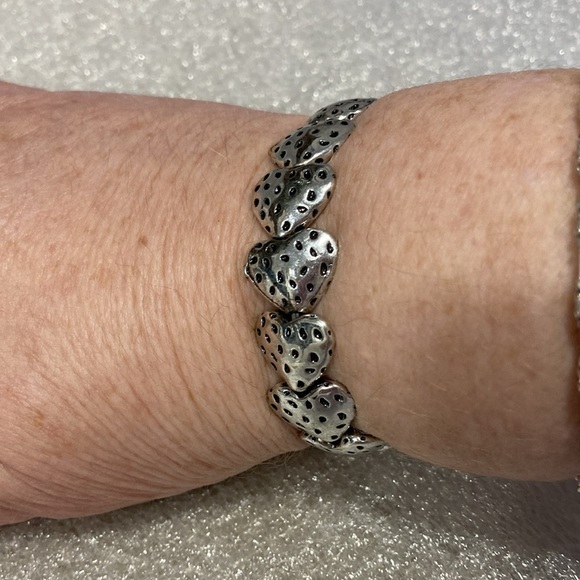NWOT - Pewter Coloured Stretch Textured Heart Bracelet - Picture 7 of 9